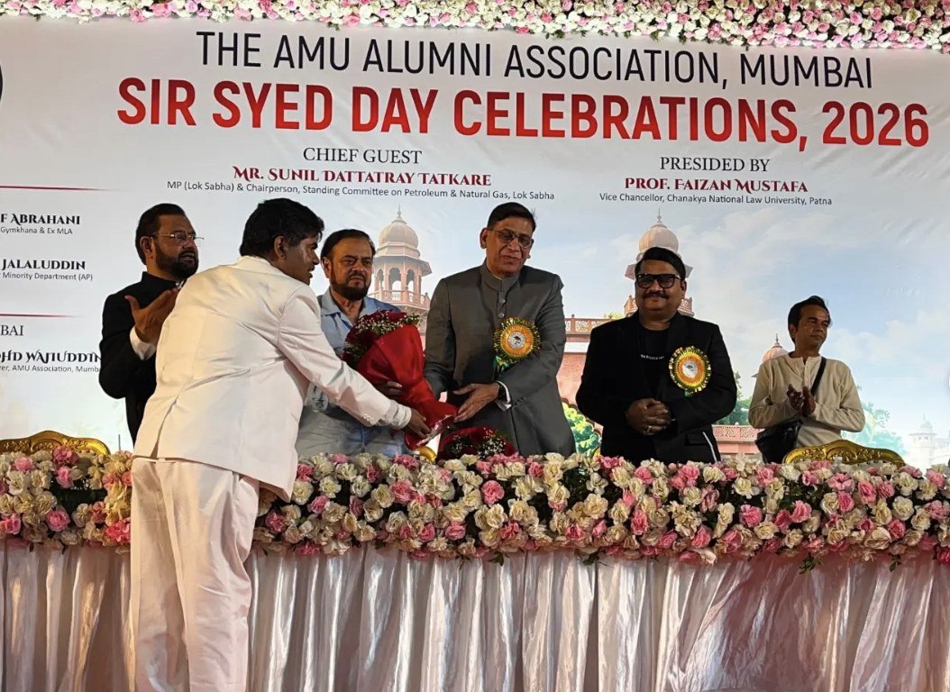 Guests being felicitated at the Sir Syed Day Celebrations 2026 by the AMU Alumni Association, Mumbai