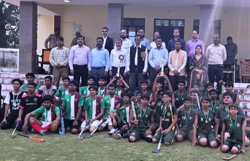 The Aligarian: AMU News, Alumni and Aligarh City ABK Union School and Saiyyid Hamid School hockey teams with guests after the AMU inter-school hockey tournament