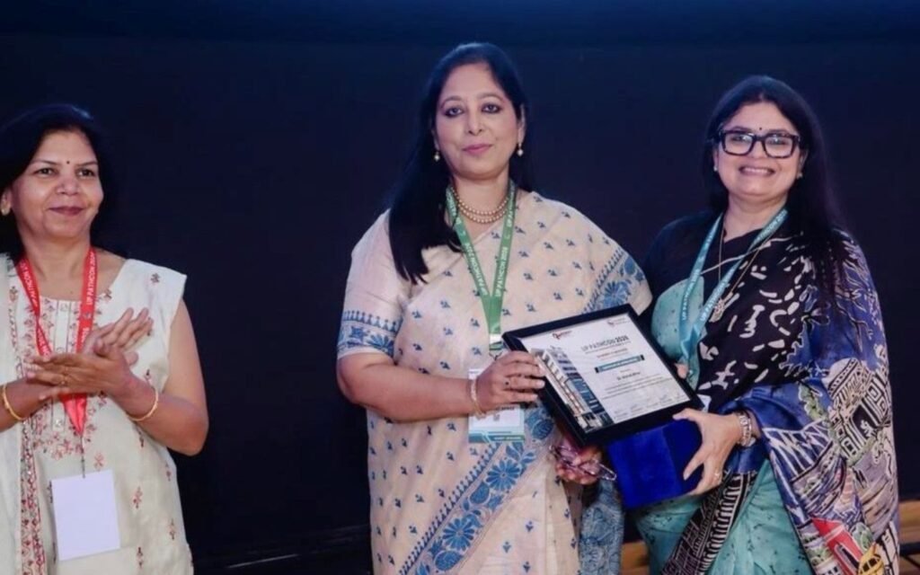 Prof. Nishat Afroz of the Department of Pathology, JNMC, AMU, receiving a memento at UP PATHCON 2026 in Kanpur