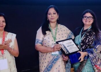 Prof. Nishat Afroz of the Department of Pathology, JNMC, AMU, receiving a memento at UP PATHCON 2026 in Kanpur