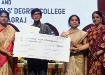 AMU law student Mohammad Suhaib receiving the Damodarshree National Award in Prayagraj