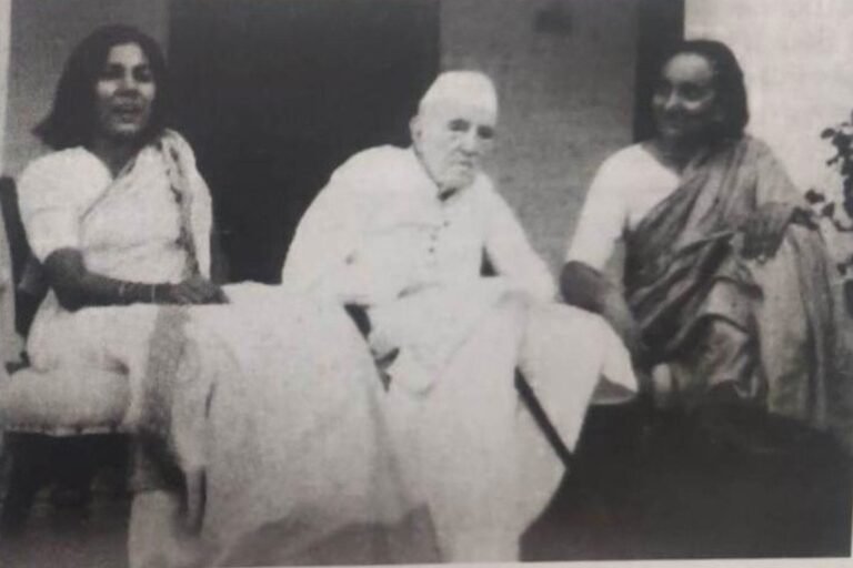 Shahla Haider, left, with her grandfather Sheikh Abdullah (Papa Mian) and Dr Hameeda Saeeduzzafar